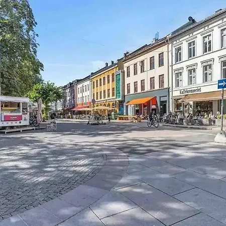 Gruenerlokka, Close To Center