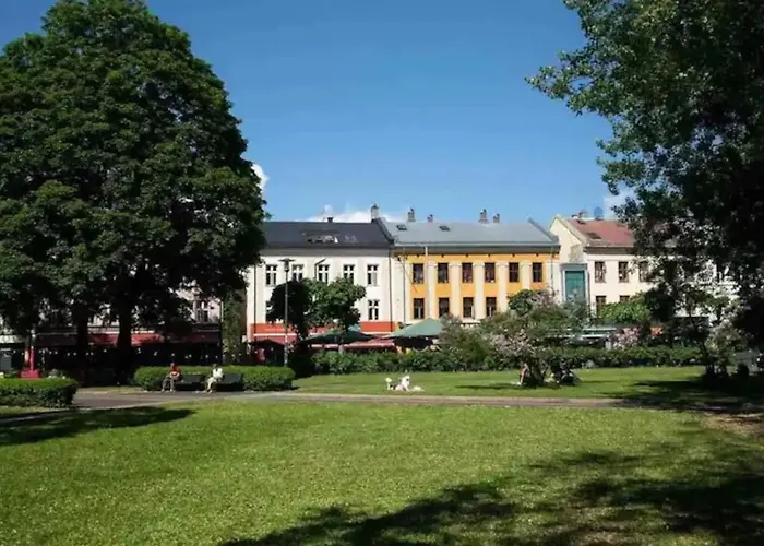 Gruenerlokka, Close To Center